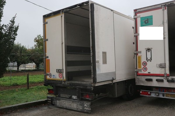 7#4847 Semirimorchio Unicar con cassone isotermico in vendita - foto 3