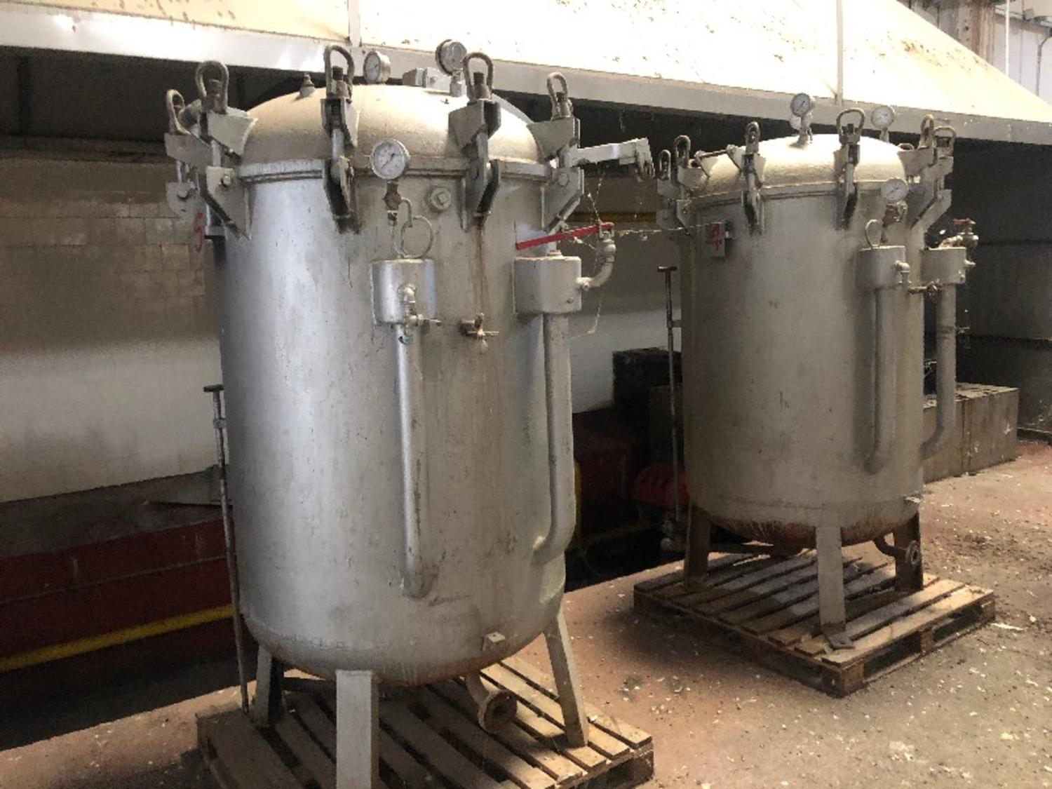 Lot Iron autoclaves for pasteurization and sterilization