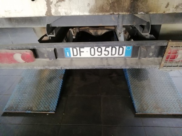 17#4856 Autocarro ribaltabile con gru Nissan in vendita - foto 2