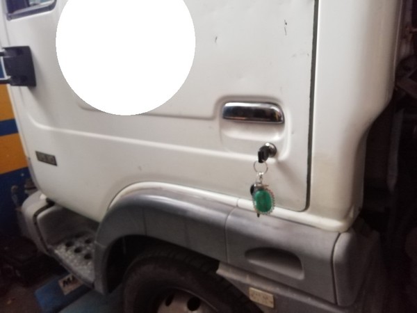 17#4856 Autocarro ribaltabile con gru Nissan in vendita - foto 5