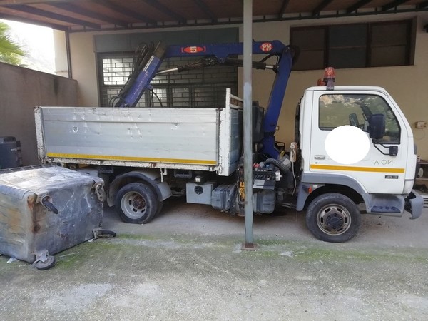 32#4856 Autocarro ribaltabile con gru Nissan in vendita - foto 1