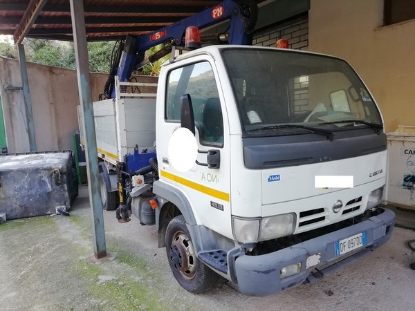 32#4856 Autocarro ribaltabile con gru Nissan in vendita - foto 4