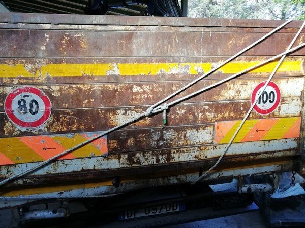 32#4856 Autocarro ribaltabile con gru Nissan in vendita - foto 7