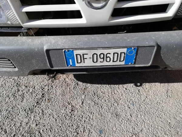 38#4856 Autocarro ribaltabile con gru Nissan in vendita - foto 2