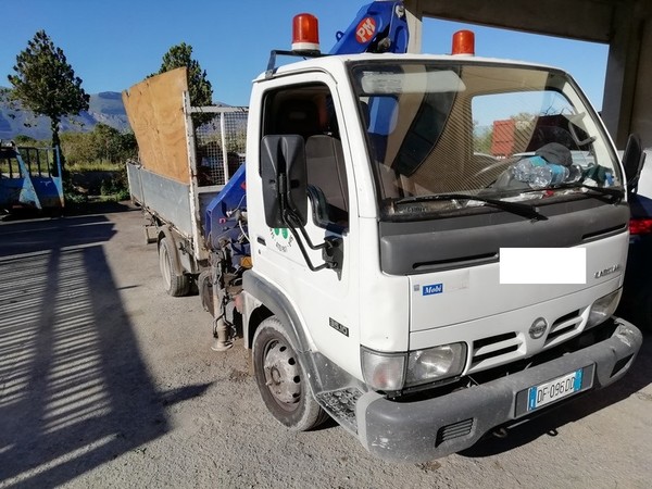 38#4856 Autocarro ribaltabile con gru Nissan in vendita - foto 4