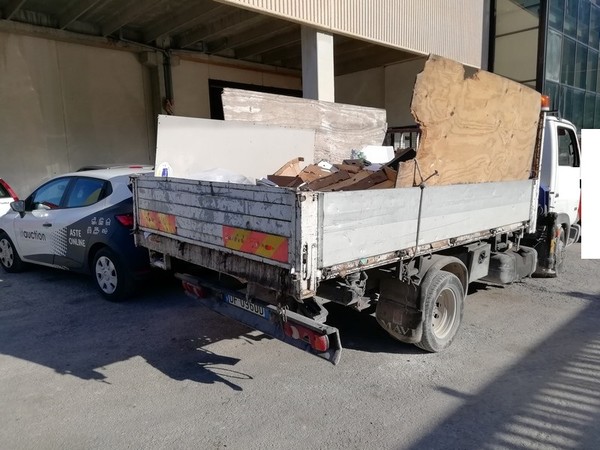 38#4856 Autocarro ribaltabile con gru Nissan in vendita - foto 5