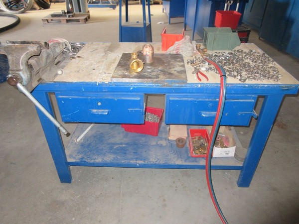 4#4867 Banchi da lavoro e armadi metallici in vendita - foto 1