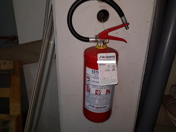 3#4939 Attrezzatura elettrica e arredi ufficio in vendita - foto 99