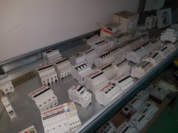 3#4939 Attrezzatura elettrica e arredi ufficio in vendita - foto 106