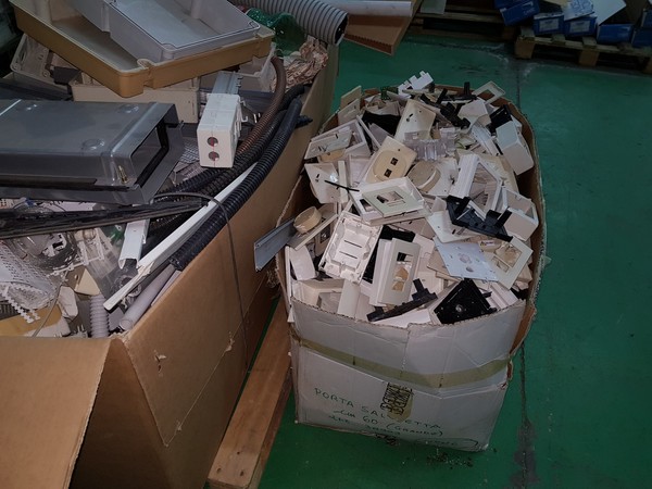 3#4939 Attrezzatura elettrica e arredi ufficio in vendita - foto 152