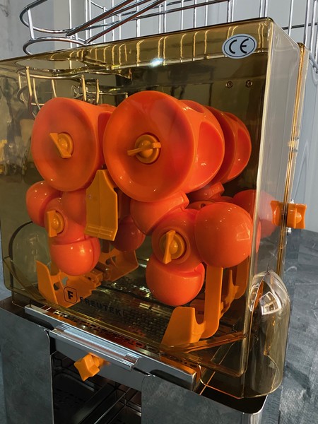 10#4978 Spremiagrumi automatico con vasche in acciaio inox  Freutek in vendita - foto 6