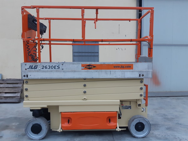 2#4994 Piattaforma aerea verticale a pantografo JLG 2630ES in vendita - foto 2