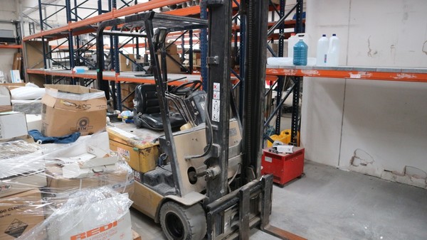 13#5037 Carrello elevatore Caterpilllar e caricabatterie in vendita - foto 1