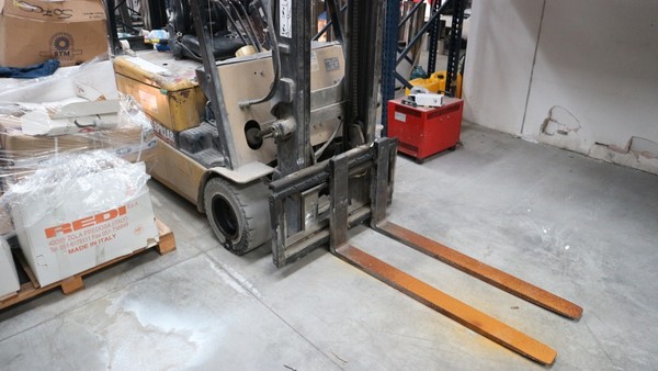 13#5037 Carrello elevatore Caterpilllar e caricabatterie in vendita - foto 3