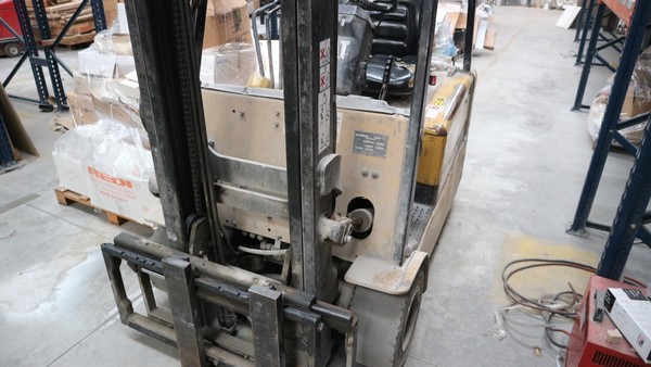 13#5037 Carrello elevatore Caterpilllar e caricabatterie in vendita - foto 4