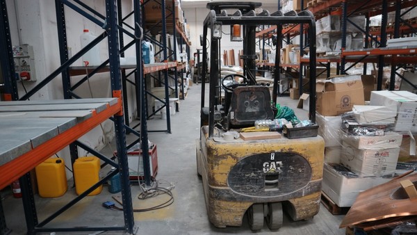 13#5037 Carrello elevatore Caterpilllar e caricabatterie in vendita - foto 6