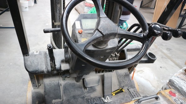 13#5037 Carrello elevatore Caterpilllar e caricabatterie in vendita - foto 8