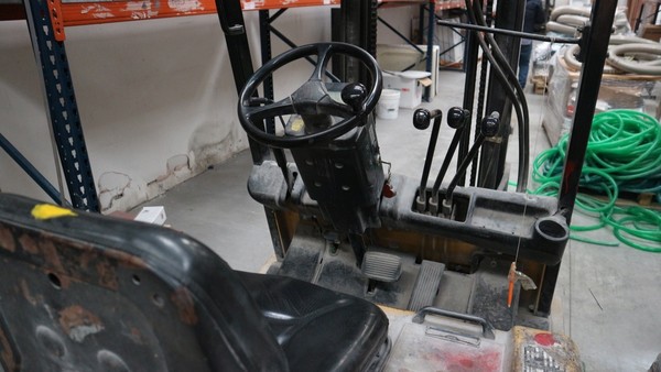 13#5037 Carrello elevatore Caterpilllar e caricabatterie in vendita - foto 9
