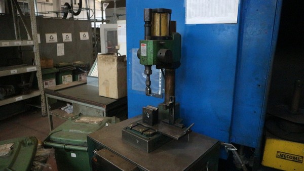 77#5049 Marcatrice pneumatica Automator e trapani a colonna Serrmac in vendita - foto 12
