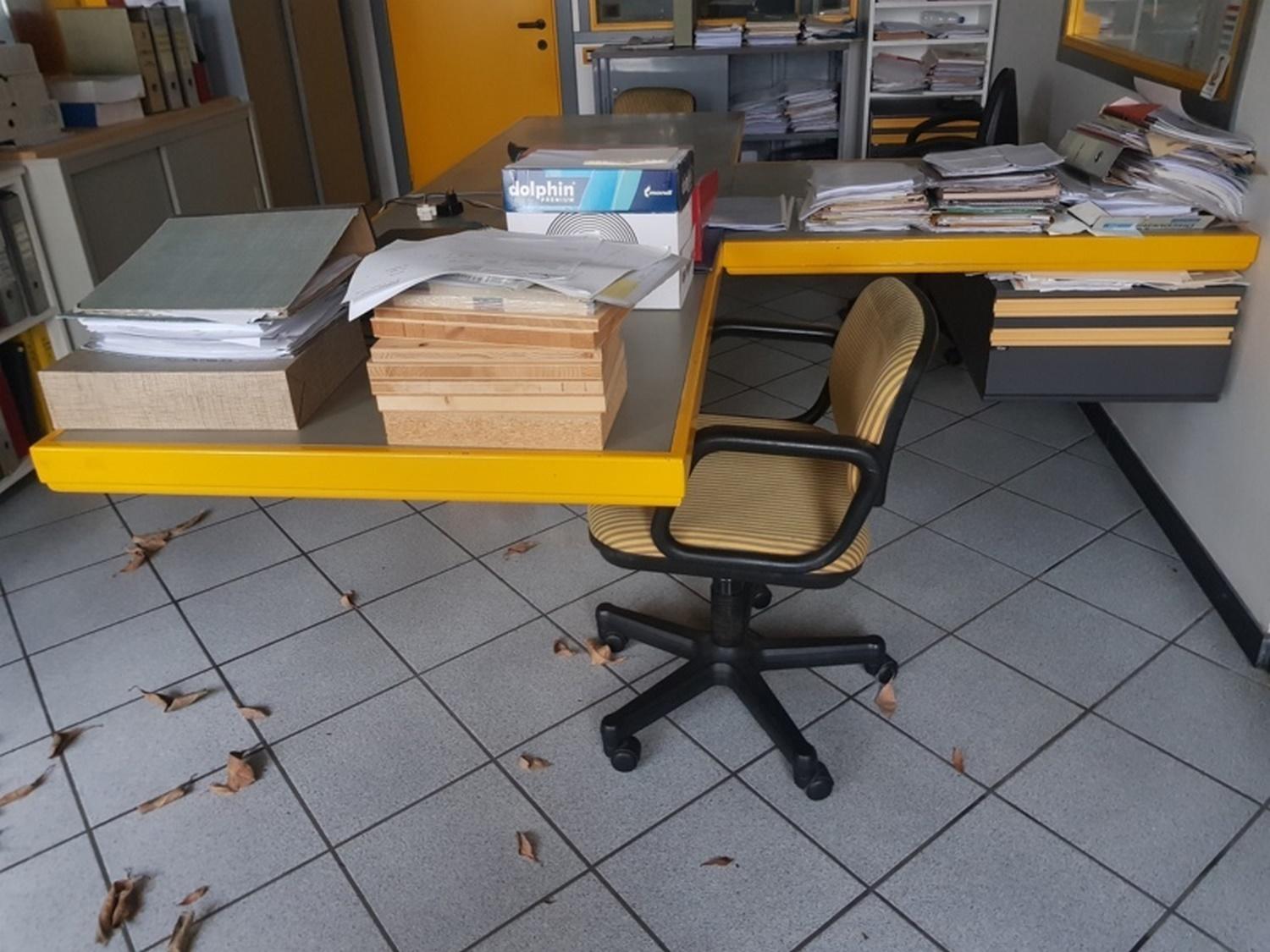 Lot Office furniture and office electronic equipment