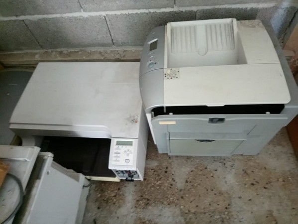 3#5118 Tavolini in cristallo e attrezzature da ufficio in vendita - foto 1
