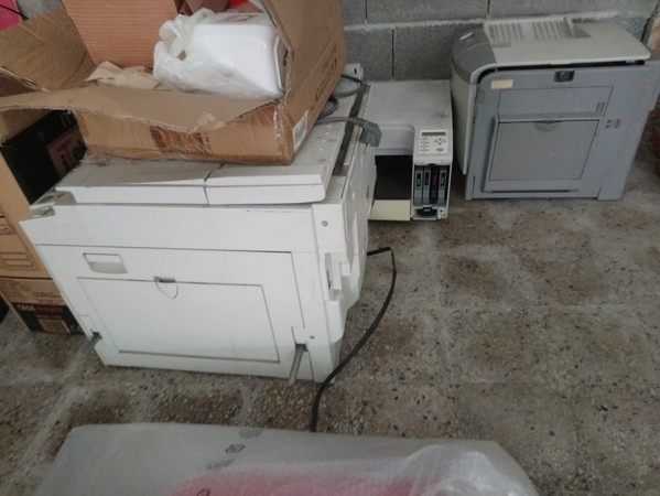 3#5118 Tavolini in cristallo e attrezzature da ufficio in vendita - foto 15