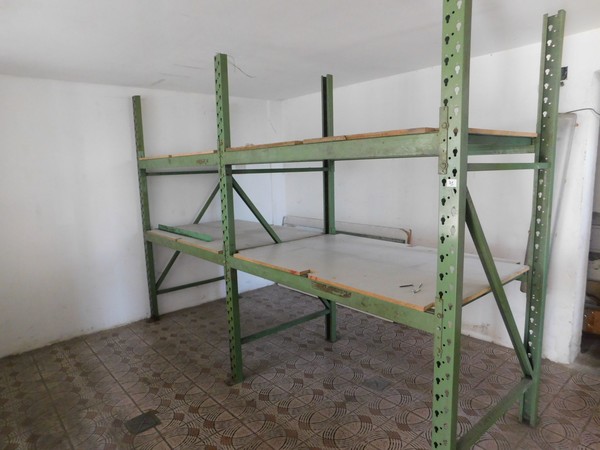 32#5145 Scaffalature varie, sedie e estintori in vendita - foto 2