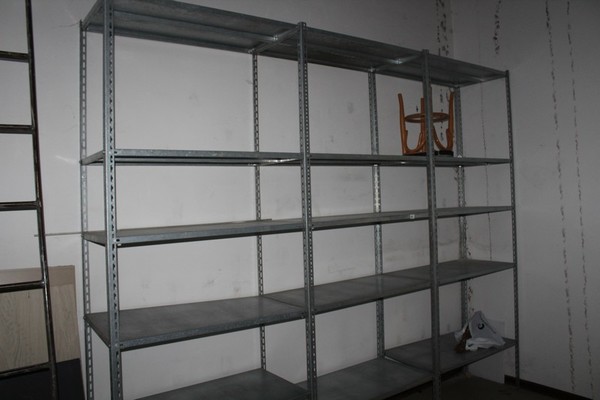 32#5145 Scaffalature varie, sedie e estintori in vendita - foto 5