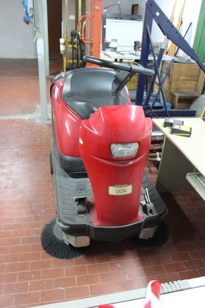 9#5145 Moto-spazzatrice uomo a bordo LION 1100 in vendita - foto 3