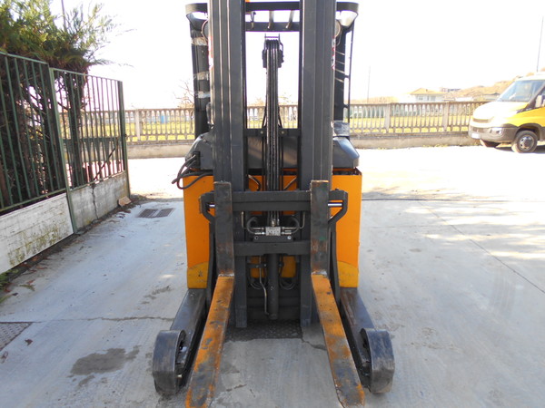 Carrelli elevatori in vendita
