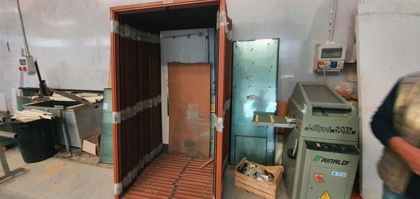 200#5222 Giacenze magazzino per lavorazione infissi in vendita - foto 1