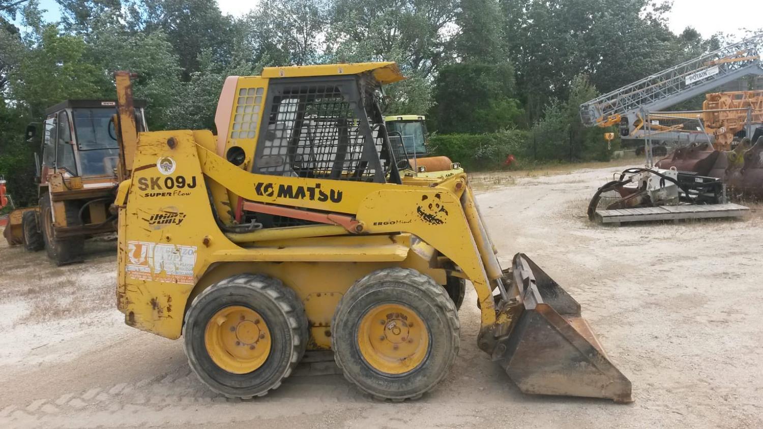 Lot Komatsu SK 09J skid steer