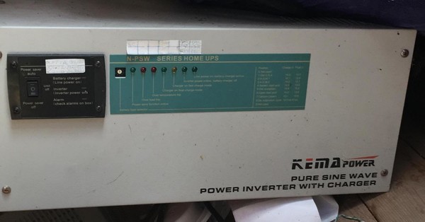 9#5263 Inverter con carica batteria in vendita - foto 1