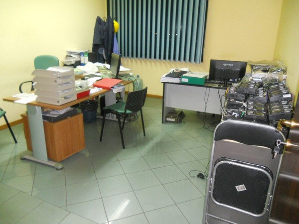 31#5325 Arredo e attrezzatura informatica in vendita - foto 1