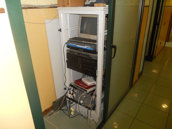 32#5325 Arredo e attrezzatura informatica in vendita - foto 1