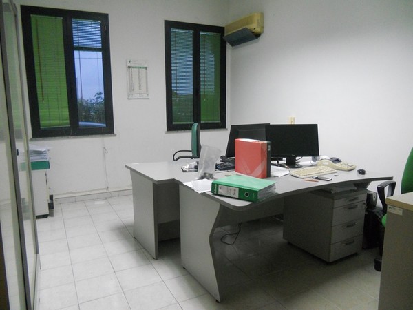 32#5325 Arredo e attrezzatura informatica in vendita - foto 3