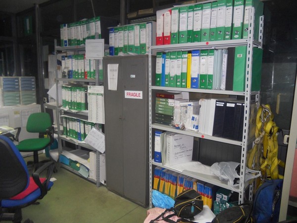 33#5325 Arredo e attrezzatura da ufficio e mensa in vendita - foto 3
