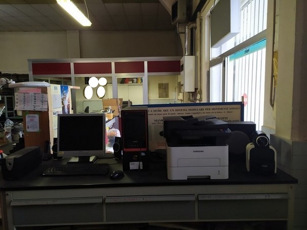 2#5357 Arredi ufficio e materiale elettronico in vendita - foto 4