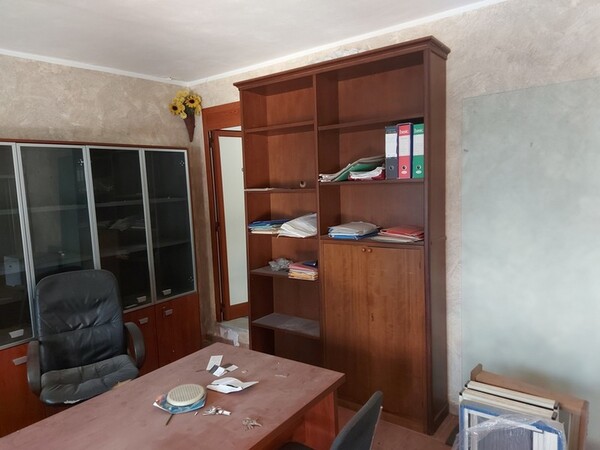 1#5414 Arredi ed attrezzature da ufficio e rimanenze di magazzino in vendita - foto 2