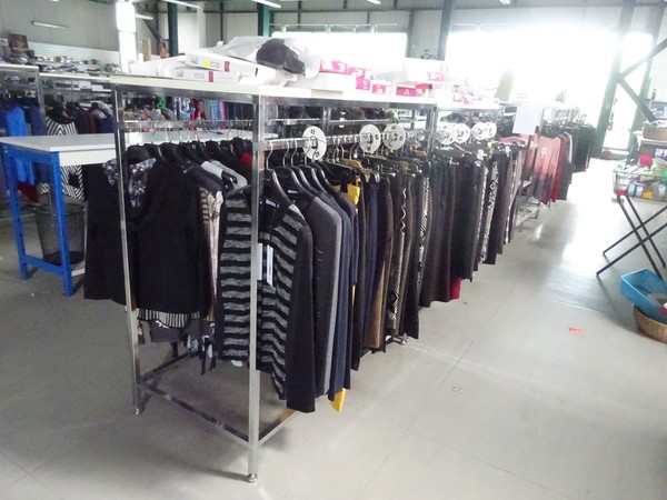 5#5425 Abbigliamento e arredi da negozio in vendita - foto 1