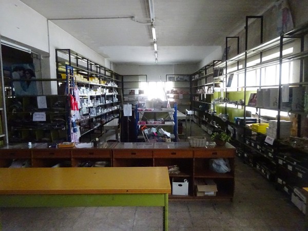 5#5425 Abbigliamento e arredi da negozio in vendita - foto 2