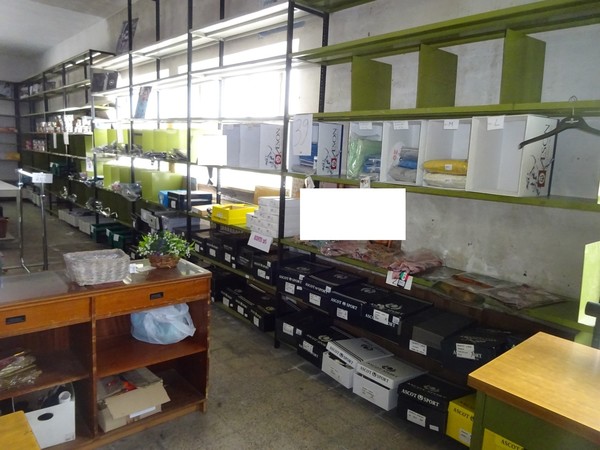 5#5425 Abbigliamento e arredi da negozio in vendita - foto 4