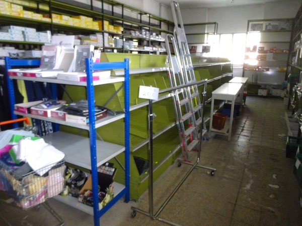 5#5425 Abbigliamento e arredi da negozio in vendita - foto 5