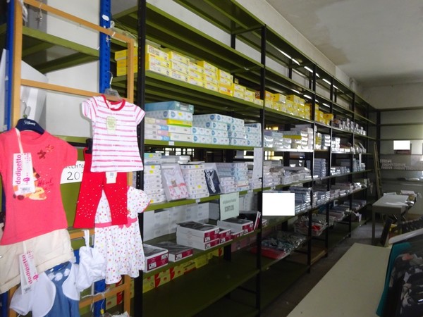 5#5425 Abbigliamento e arredi da negozio in vendita - foto 6