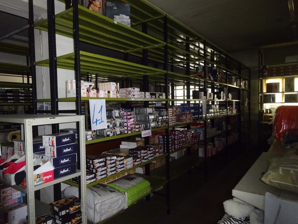 5#5425 Abbigliamento e arredi da negozio in vendita - foto 8