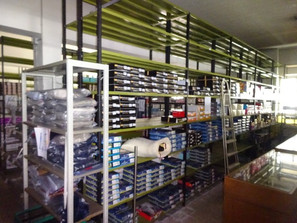5#5425 Abbigliamento e arredi da negozio in vendita - foto 9