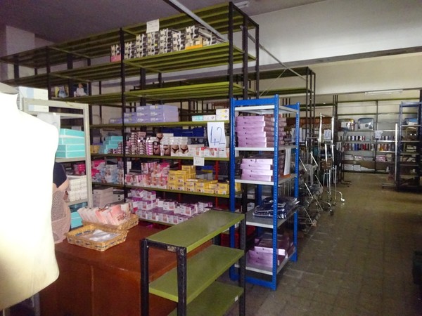 5#5425 Abbigliamento e arredi da negozio in vendita - foto 10