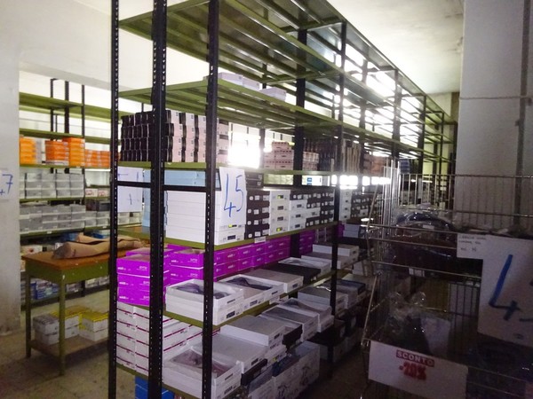 5#5425 Abbigliamento e arredi da negozio in vendita - foto 12