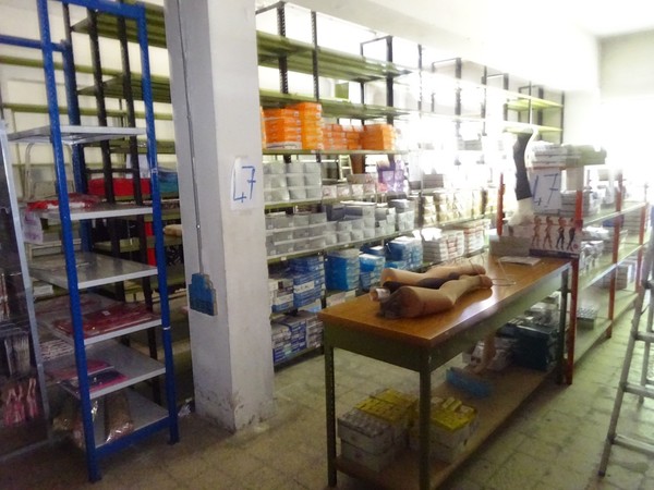 5#5425 Abbigliamento e arredi da negozio in vendita - foto 13
