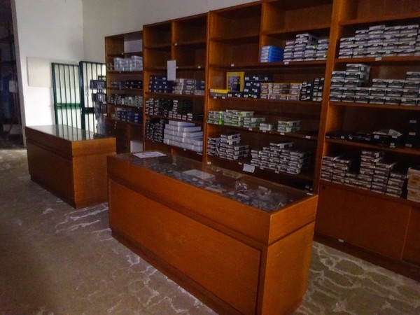 5#5425 Abbigliamento e arredi da negozio in vendita - foto 16